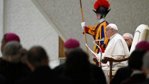 Il Papa: atroce l'abuso sui bambini, non essere complici dello sfruttamento minorile