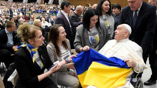 Al Papa una cartella da mogli e madri ucraine con 600 storie di prigionieri di guerra