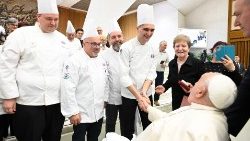 പൊതുകൂടിക്കാഴ്ചാവേളയിൽ പാചകക്കാരുമൊത്ത് 