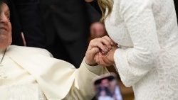El Papa bendice una pareja de recién casados durante una audiencia general