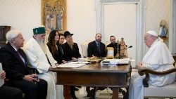 O Papa Francisco com Sua Graça Haji Dede Edmond Brahimaj e sua comitiva