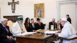 ርዕሰ ሊቃነ ጳጳሳት ፍራንችስኮስ በቫቲካን ከአልባኒያ የሙስሊም ቤክታሺ አባላት ጋር በተገናኙበት ወቅት 
