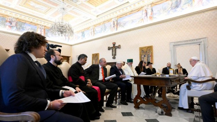 ஆயர் Dede Edmond Brahimaj தலைமையிலான தூதுக்குழுவுடன் திருத்தந்தை 