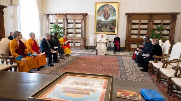 Il Papa durante l'udienza con la delegazione dei buddisti della Mongolia