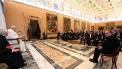 परमधर्मपीठीय स्वीस गार्ड फाऊंडेशन के सदस्यों से मुलाकात करते संत पापा फ्राँसिस