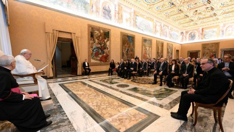 परमधर्मपीठीय स्वीस गार्ड फाऊंडेशन के सदस्यों से मुलाकात करते संत पापा फ्राँसिस