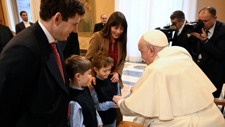 काथलिक संस्थान के परिवार से मुलाकात करते हुए संत पापा फ्राँसिस