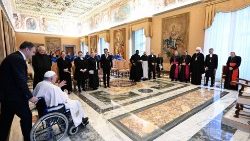 2025.01.20 संत पापा फिनलैंड ख्रीस्तीय एकतावर्धक प्रतिनिधिमंडल से  मुलाकात  करते हुए