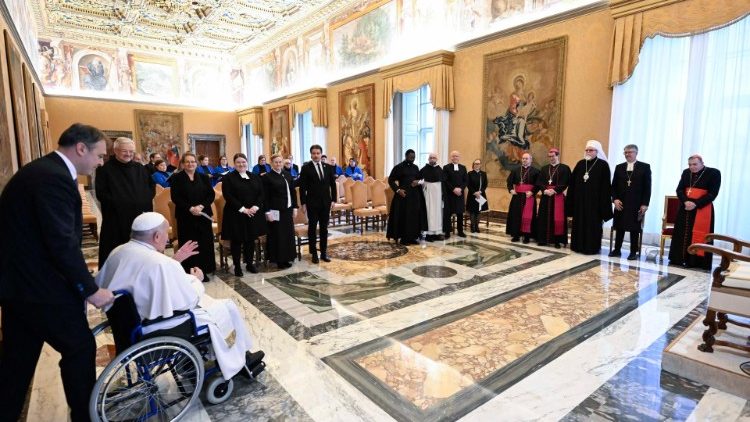 2025.01.20 संत पापा फिनलैंड ख्रीस्तीय एकतावर्धक प्रतिनिधिमंडल से  मुलाकात  करते हुए