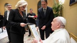 कॉनराड एन. हिल्टन फाउंडेशन की अध्यक्ष लिंडा हिल्टन पोप फ्राँसिस से मुलाकात करते हुए