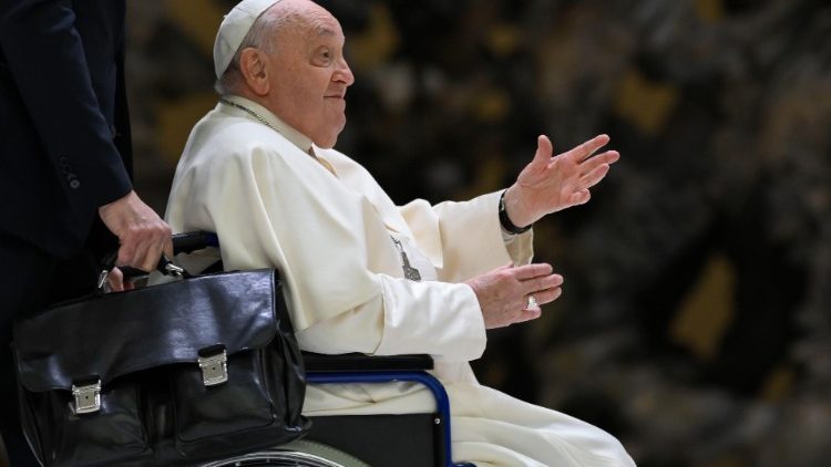 El Papa a su llegada al Aula Pablo VI