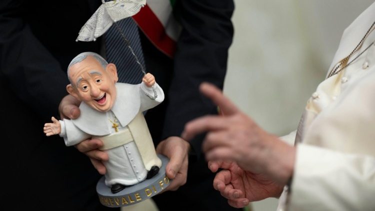 La estatua de terracota con la imagen del Papa regalada a Francisco