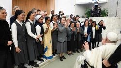 आमदर्शन समारोह में लोगों से मुलाकात करते संत पापा फ्राँसिस