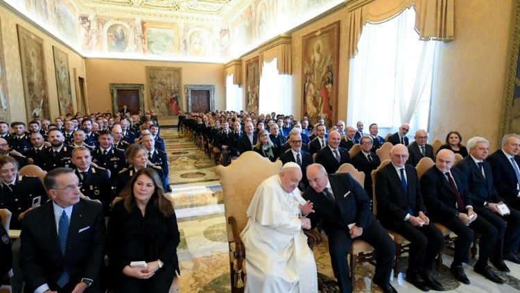 வத்திக்கான் நகருக்குப் பாதுகாப்பு வழங்கும் காவல் துறையின் உயர் அதிகாரிகள் மற்றும் பணியாளர்களுடன் திருத்தந்தை 