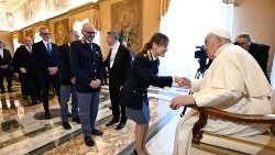 Папата със служителите на Инспектората за обществен ред към Ватикана