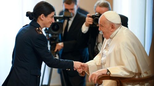 Papst steckt italienischer Polizei Schokolade zu
