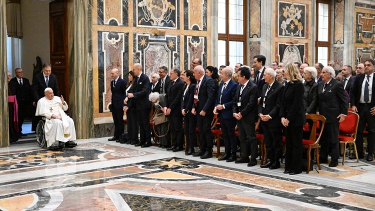 ഇറ്റലിയിലെ ഓട്ടോമൊബൈൽ ക്ലബ് പ്രതിനിധി സംഘത്തിന് ഫ്രാൻസിസ് പാപ്പാ കൂടിക്കാഴ്ച അനുവദിച്ചപ്പോൾ