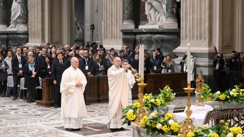 El Cardenal Baldassare Reina, Vicario General de Su Santidad para la Diócesis de Roma, preside la santa misa internacional en la Basílica de San Juan de Letrán, en la apertura del Jubileo del Mundo de la Comunicación. (Vatican Media)