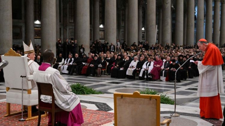 El Cardenal Kurt Koch, Prefecto del Dicasterio para la Promoción de la Unidad de los Cristianos, dirige un saludo al Papa Francisco antes de la bendición final. (Vatican Media)