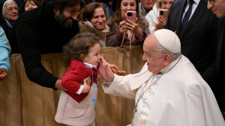El Papa Francisco saluda a una pequeña al retirarse de la Basílica de San Pablo Extramuros luego de presidir la celebración de las segundas vísperas. (Vatican Media)