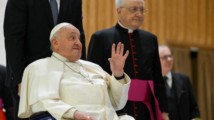 A Szentatya üdvözli az audiencia résztvevőit