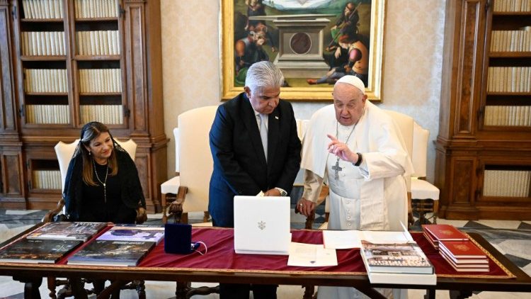 Папата с президента на Панама