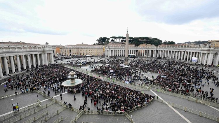 Peregrinos en la Plaza de San Pedro