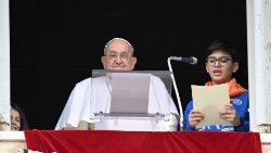 Papa Francisc, însoțit de doi copii, la rugăciunea Îngerul Domnului din 26 ianuarie 2025