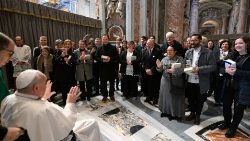 Papa Francisc salută mai mulți participanți la Jubileul din domeniul comunicării