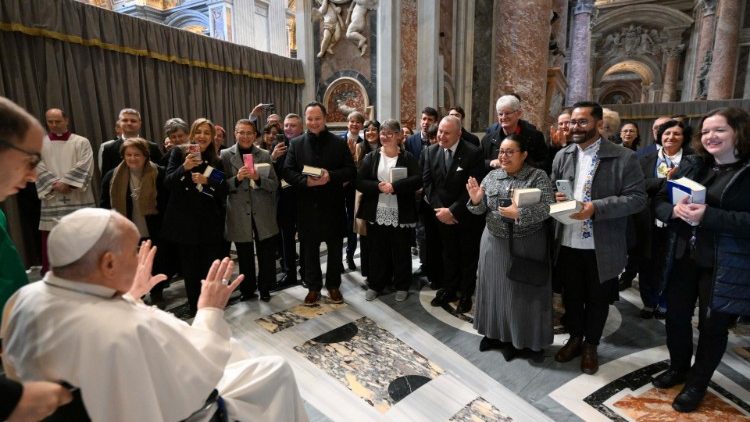 Papa Francisc salută mai mulți participanți la Jubileul din domeniul comunicării