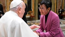 Pave Frans med journalist og nobelprisvinner Maria Ressa. Hun deltok i Kommunikasjonsverdenens jubelårsfeiring i slutten av januar 2025.