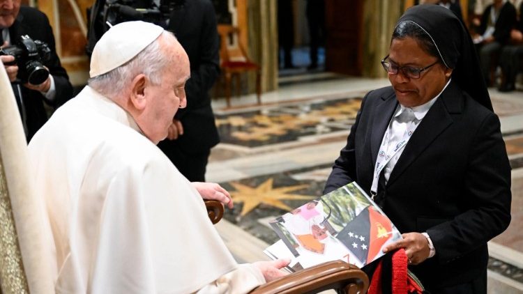 A katolikus intézményi kommunikátorok egyik képviselője köszönti a pápát