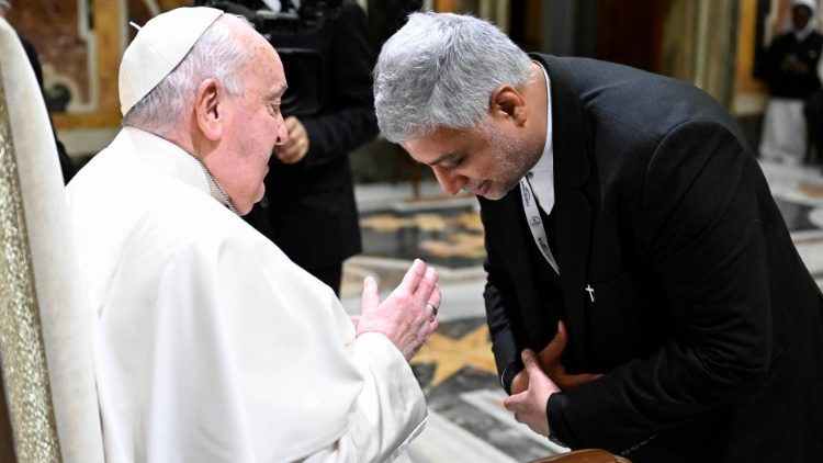 Ferenc pápa megáld egy egyházi kommunikátort