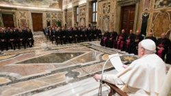 स्पेन के सेमिनरी छात्रों से मुलाकात करते संत पापा फ्राँसिस