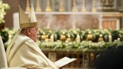 Il Papa durante la celebrazione dei Primi Vespri della Festa della Presentazione del Signore