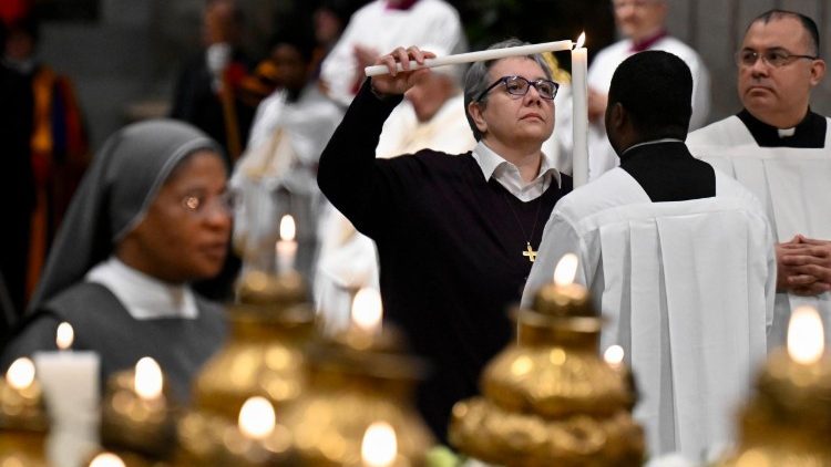 Celebración de las Vísperas en la Basílica de San Pedro, en la fiesta de la Presentación del Señor.