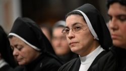 Siostry zakonne na modlitwie w Watyaknie