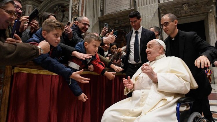 Francisco Lacourt, seu irmão, Benjamin Lacourt e seu primo Renan com o Papa Francisco