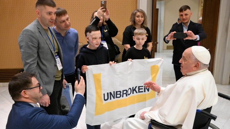 Roman insieme ad altri bambini durante l'incontro con il Papa