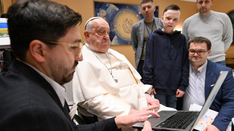 Roman z delegacją organizacji Unbroken, która pomaga doświadczonym wojną dzieciom. Pokazują Franciszkowi film nt. pomocy  niesionej na Ukrainie