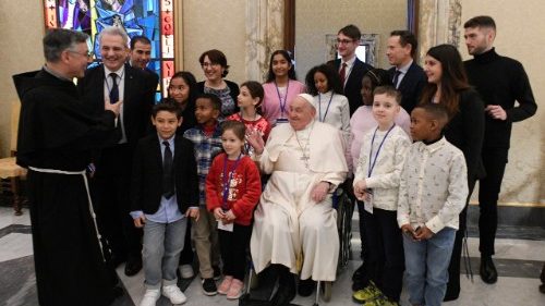 Papież: odbieranie najmłodszym dzieciństwa, a nawet życia, pozbawia świat nadziei