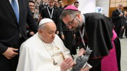 Pave Frans velsigner en statue av den hellige Eystein, som holdes av biskop Fredrik.