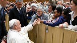 Papa Françesku përshëndet disa shtegtarë nga Vendet Nordike