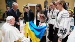 Le Pape avec le groupe d'orphelines de Kharkiv (Ukraine), vivant désormais en Italie grâce à l'association Memoria Viva. 