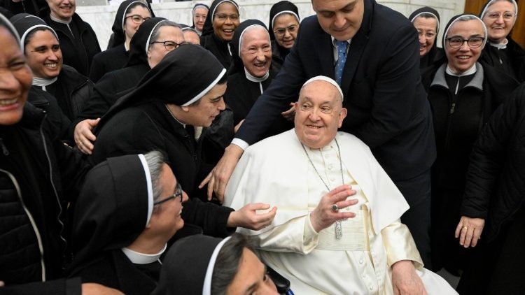 Szerzetesnők köszöntik a pápát a szerdai általános kihallgatáson