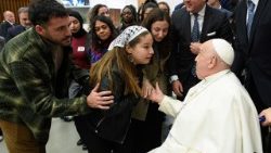 El Papa Francisco saluda a los jóvenes participantes en el encuentro "Meaning Meets Us" al final de la Audiencia General del miércoles 5 de febrero. (Vatican Media)