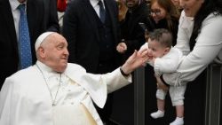 2025.02.05 Udienza Generale megsimogat egy kisgyermeket
