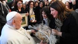 Папата с акушерките и гинеколозите от Калабрия