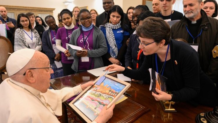 Il Papa con alcuni membri della Rete "Talitha Kum"