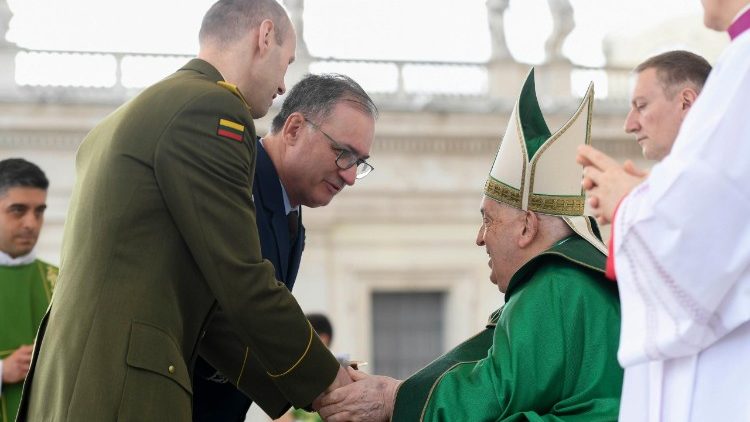 Lietuvos delegacijos narys sveikina popiežių Pranciškų jubiliejiaus mišiose 2025 m. vasario 9 d.